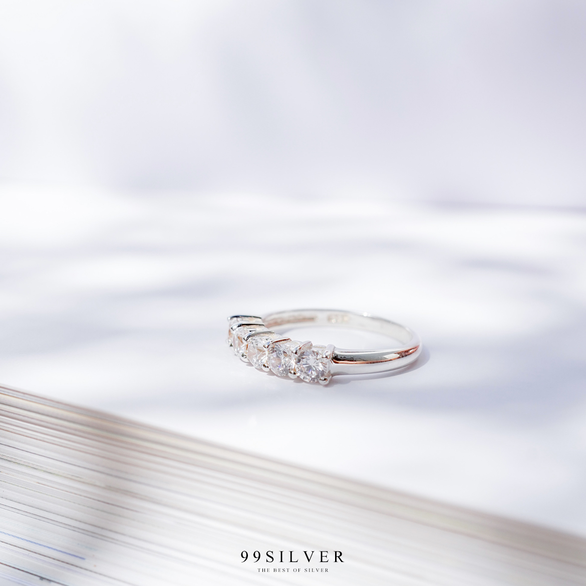 แหวนเงินแท้ ประดับเพชร CZ Swiss แท้ขนาด 3.5 มิลลิเมตร 5 เม็ดชู