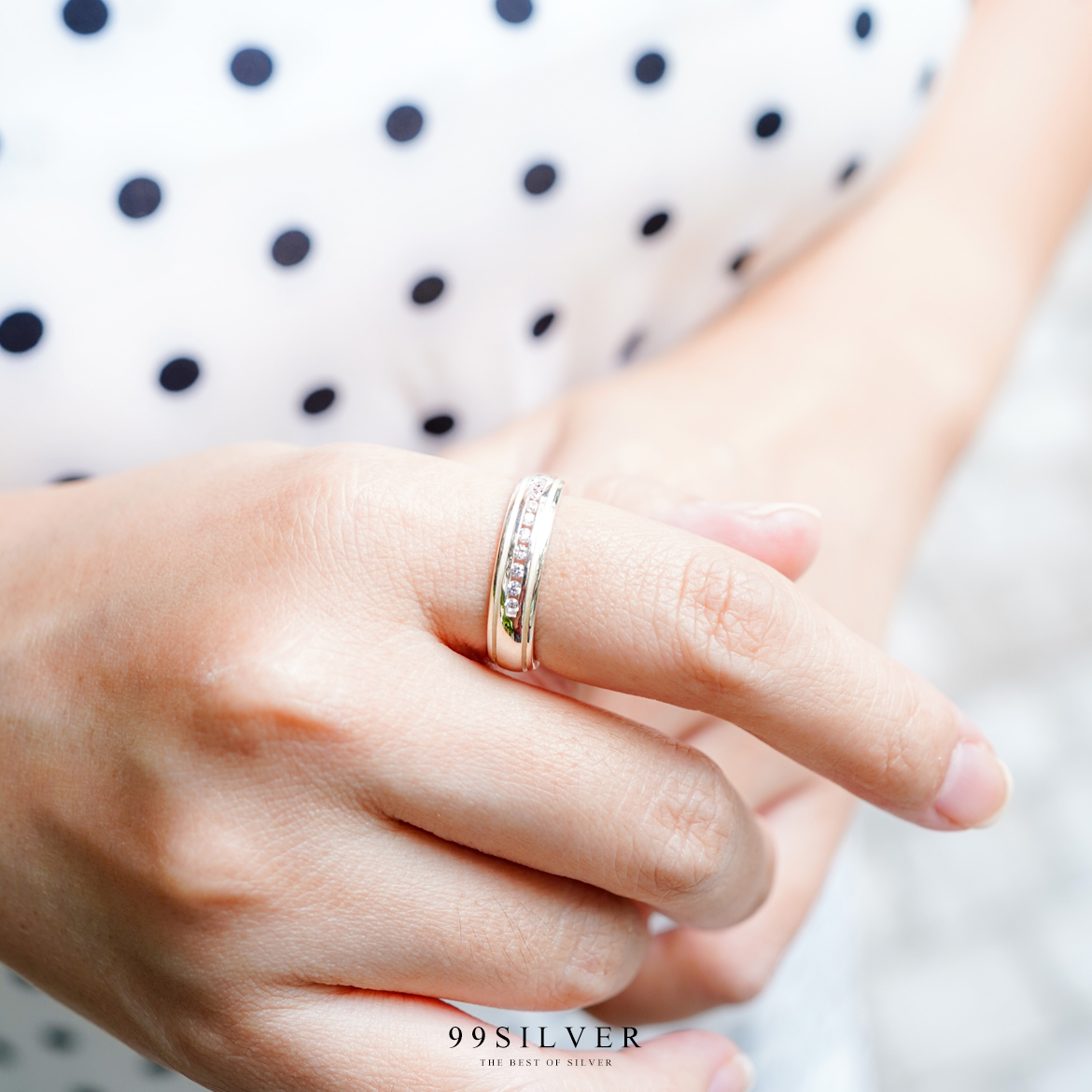 แหวนเงินแท้ประดับเพชร Cz Swiss เม็ดเล็กเรียง ตัวเรือนขอบเซาะร่องเว้าใน