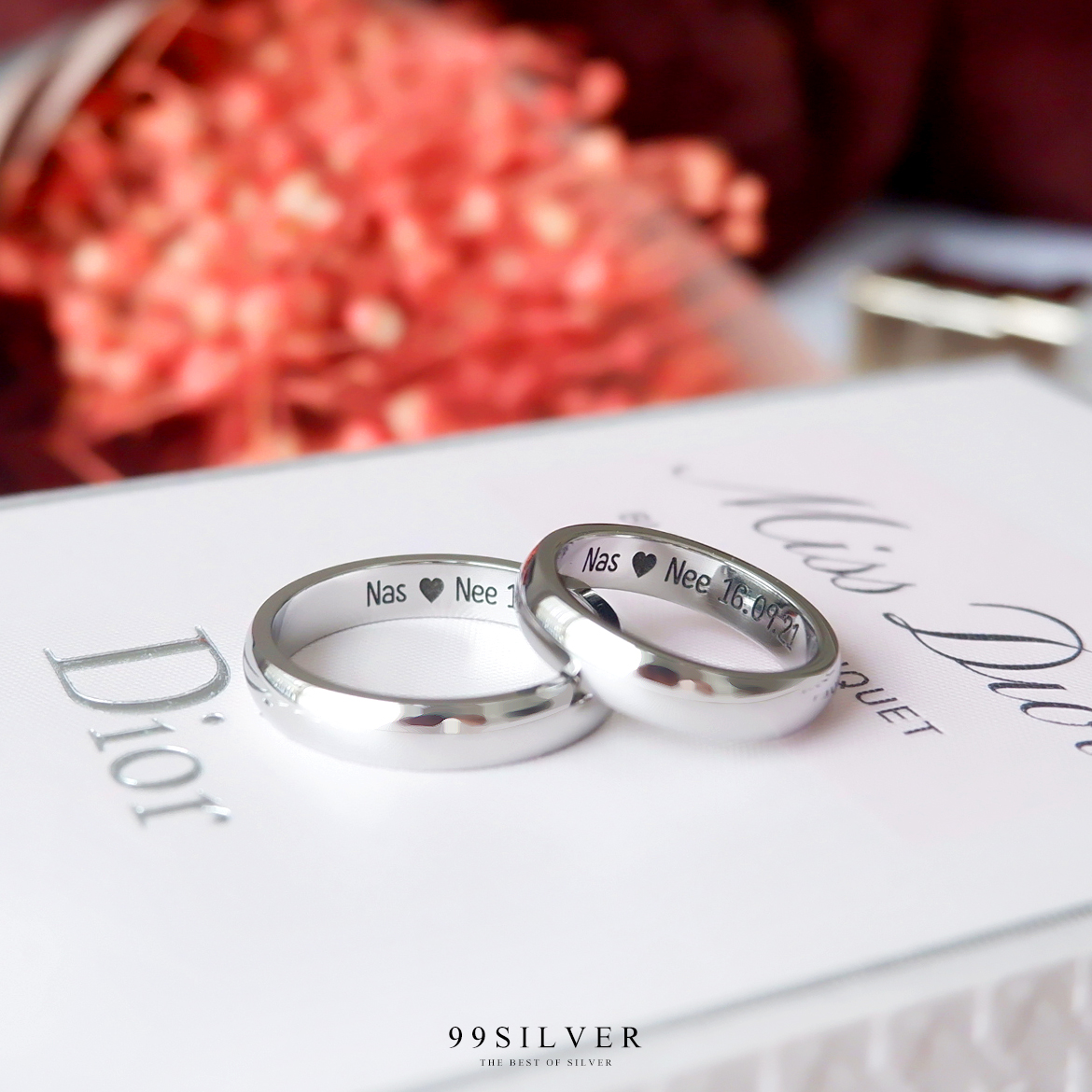 แหวนสแตนเลสแท้หน้ากว้าง 4 มิลลิเมตร ผิวเงาทรงโค้ง สลักอักษรสีดำ