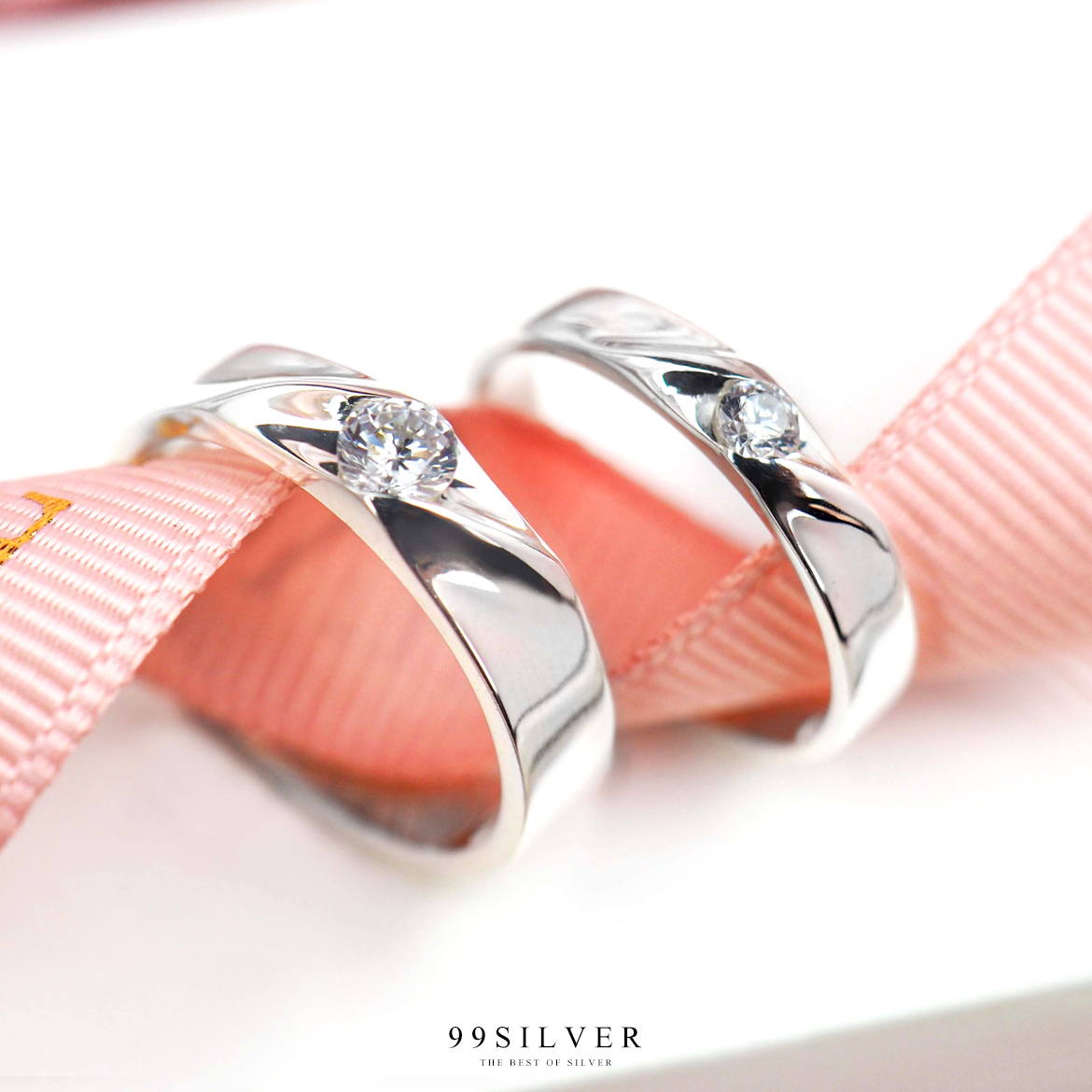 แหวนคู่รักตัวเรือนทะแยงประดับพลอยเม็ดกลม 3.5 และ 5 มิลลิเมตร สวยงาม