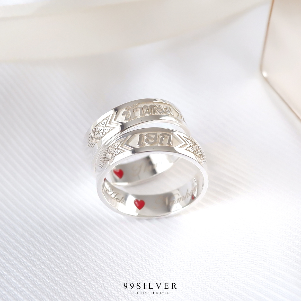 แหวนนามสกุลเงินแท้หน้ากว้าง 6 มิลลิเมตร ผิวเรียบ พื้นหลังพ่นทราย พร้อมแกะลายไทย