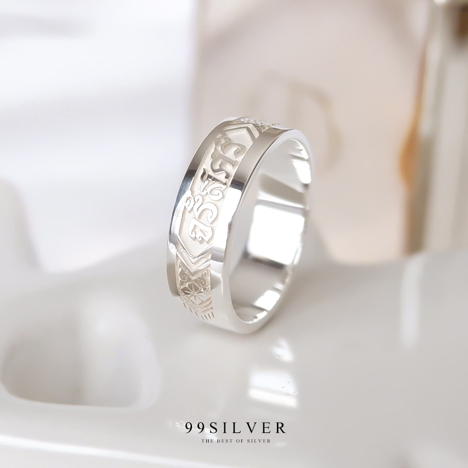 แหวนนามสกุลเงินแท้หน้ากว้าง 6 มิลลิเมตร ผิวเรียบ พื้นหลังพ่นทราย พร้อมแกะลายไทย