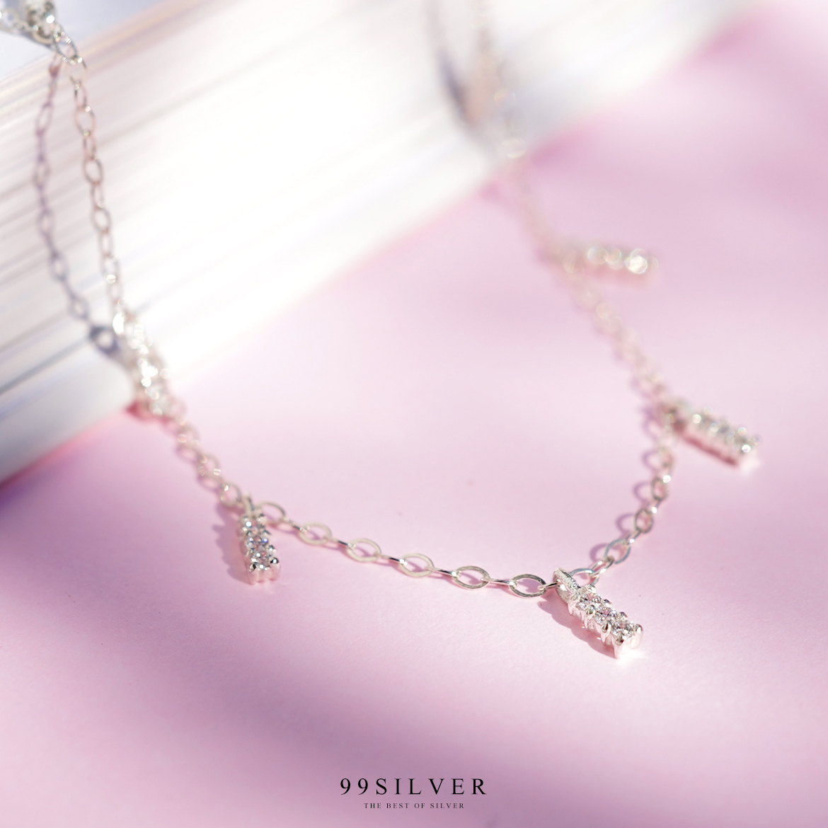 สร้อยข้อมือประดับเพชร ห้อยตุ้งติ้งเป็นแท่งเล็กๆจิ๋ว ฝังแท่งละ 3 เม็ด น่ารักเล่นแสงดี