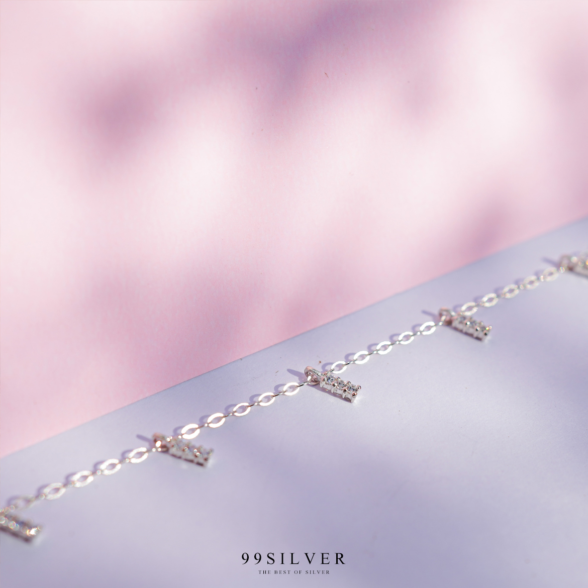 สร้อยข้อมือประดับเพชร ห้อยตุ้งติ้งเป็นแท่งเล็กๆจิ๋ว ฝังแท่งละ 3 เม็ด น่ารักเล่นแสงดี