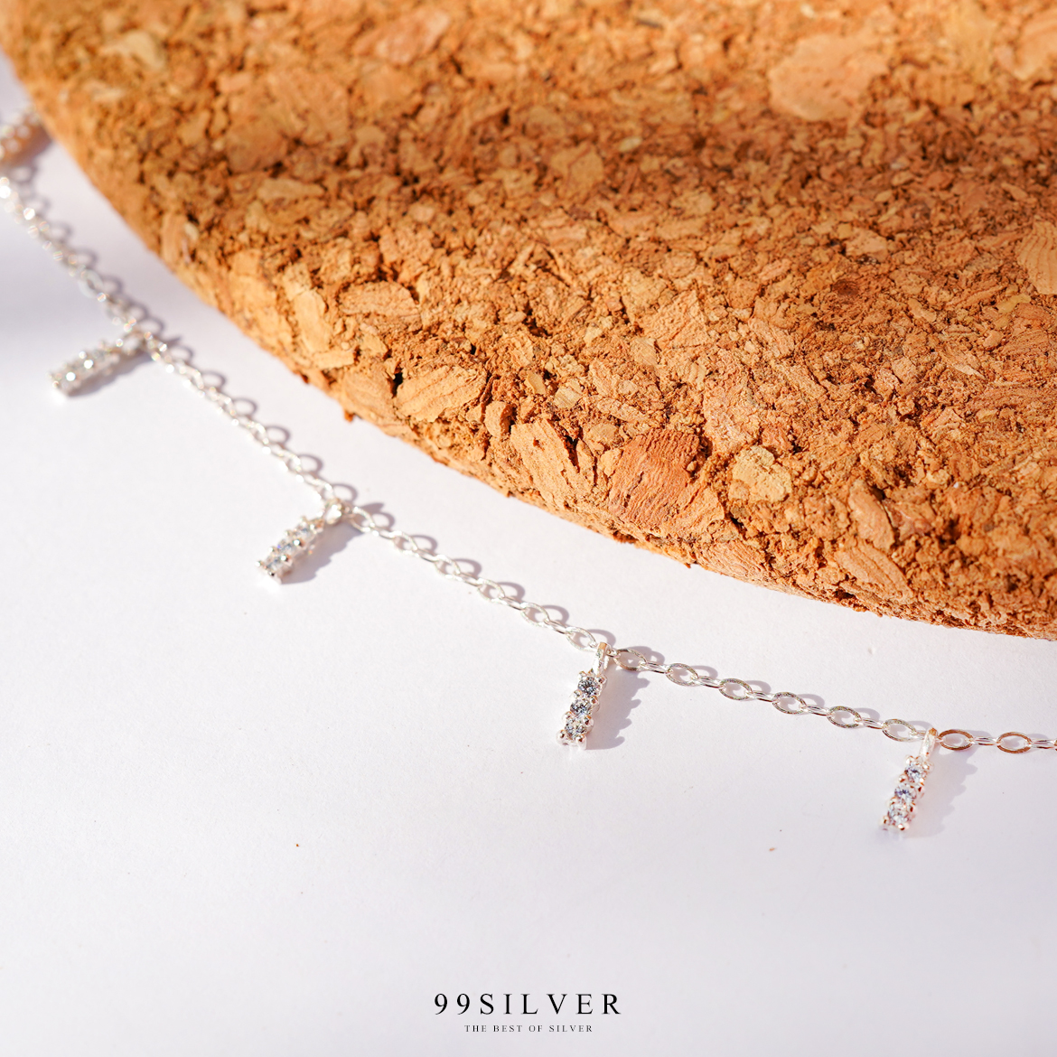 สร้อยข้อมือประดับเพชร ห้อยตุ้งติ้งเป็นแท่งเล็กๆจิ๋ว ฝังแท่งละ 3 เม็ด น่ารักเล่นแสงดี