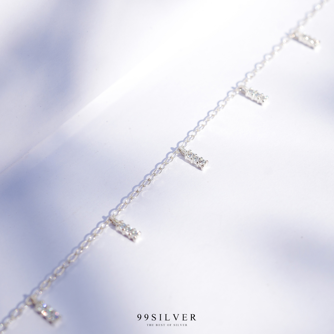 สร้อยข้อมือประดับเพชร ห้อยตุ้งติ้งเป็นแท่งเล็กๆจิ๋ว ฝังแท่งละ 3 เม็ด น่ารักเล่นแสงดี