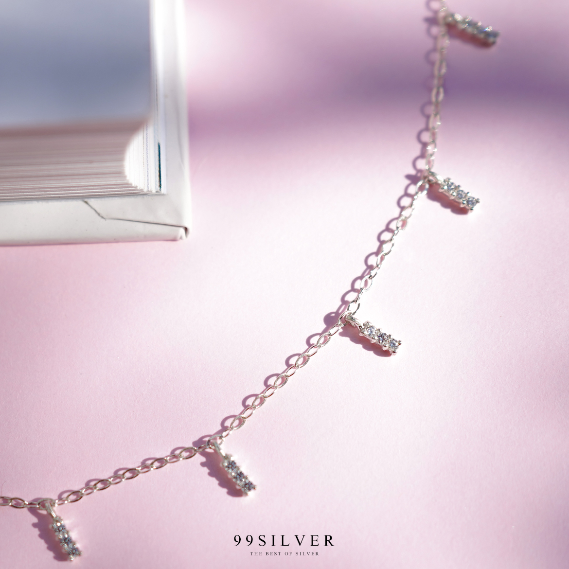 สร้อยข้อมือประดับเพชร ห้อยตุ้งติ้งเป็นแท่งเล็กๆจิ๋ว ฝังแท่งละ 3 เม็ด น่ารักเล่นแสงดี