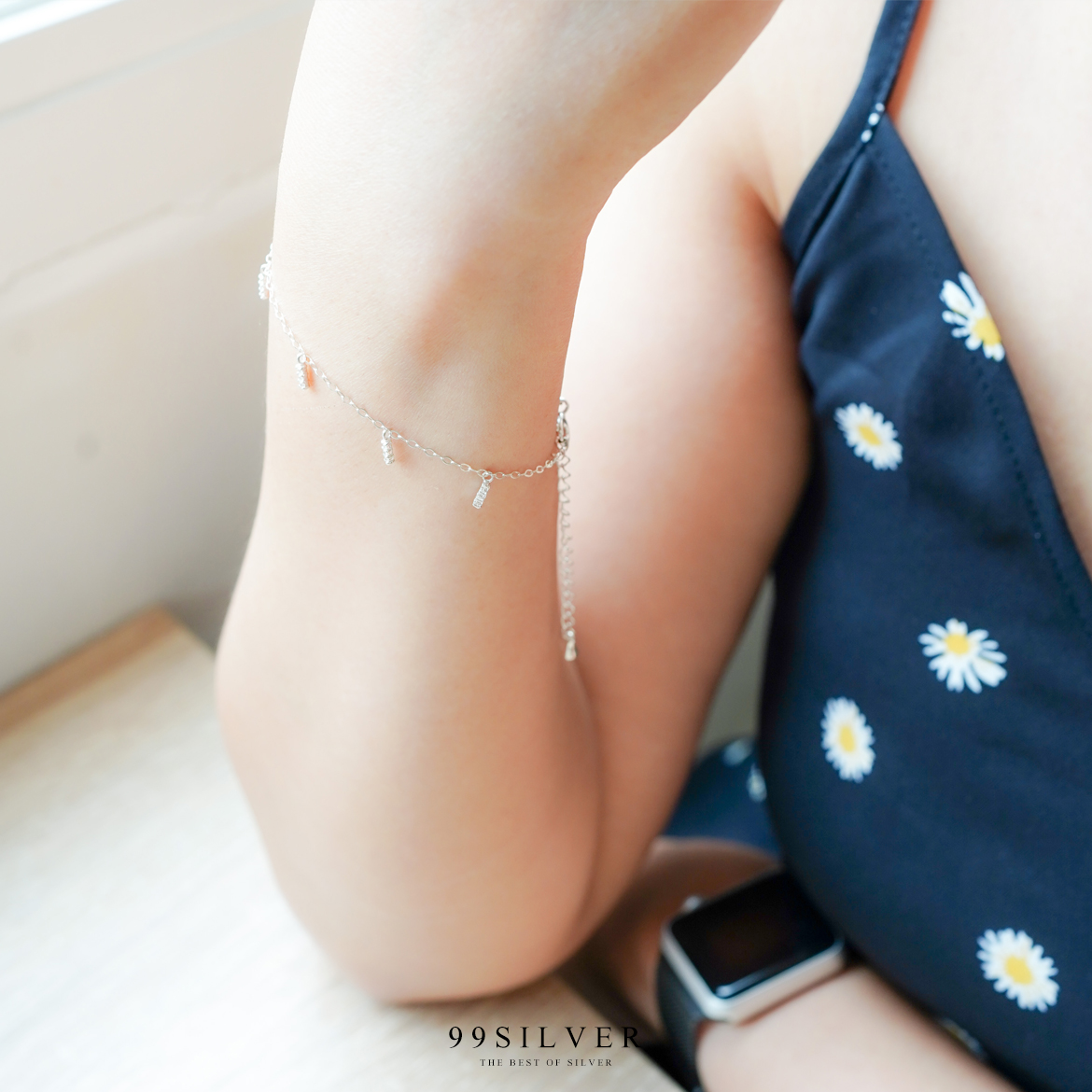 สร้อยข้อมือประดับเพชร ห้อยตุ้งติ้งเป็นแท่งเล็กๆจิ๋ว ฝังแท่งละ 3 เม็ด น่ารักเล่นแสงดี