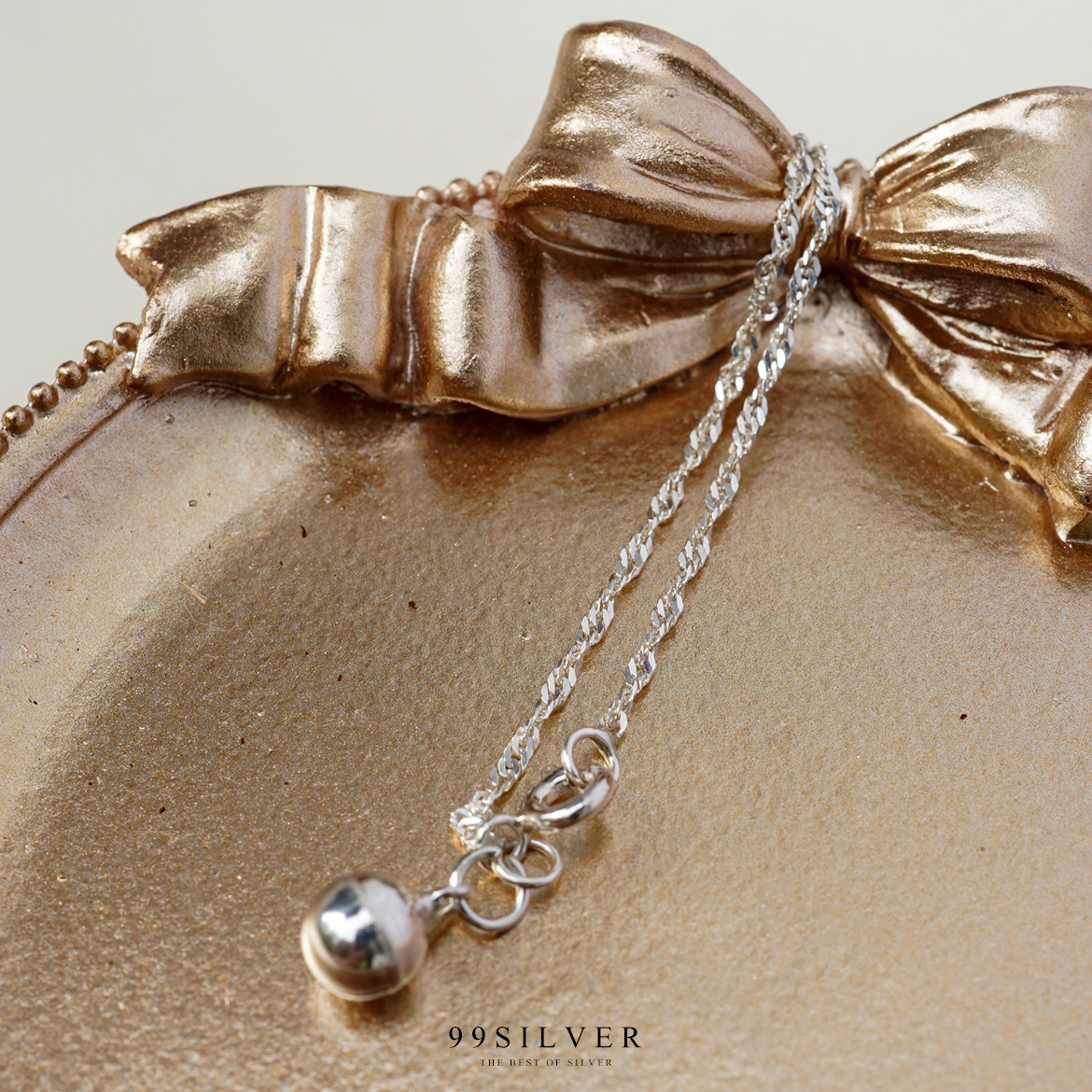 สร้อยข้อเท้าเงินแบบบิดเกลียวสร้อย เล่นแสงสวย ปลายสร้อยประดับกระดิ่ง กระดิ่งมีเสียงเล็กน้อยกำลังน่ารัก