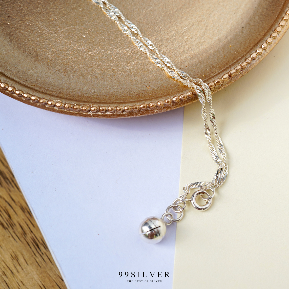 สร้อยข้อเท้าเงินแบบบิดเกลียวสร้อย เล่นแสงสวย ปลายสร้อยประดับกระดิ่ง กระดิ่งมีเสียงเล็กน้อยกำลังน่ารัก