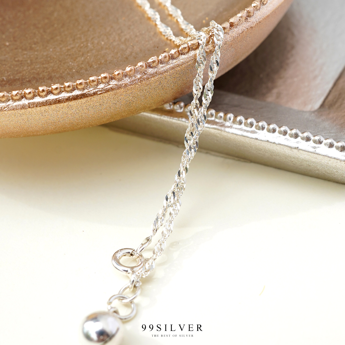 สร้อยข้อเท้าเงินแบบบิดเกลียวสร้อย เล่นแสงสวย ปลายสร้อยประดับกระดิ่ง กระดิ่งมีเสียงเล็กน้อยกำลังน่ารัก