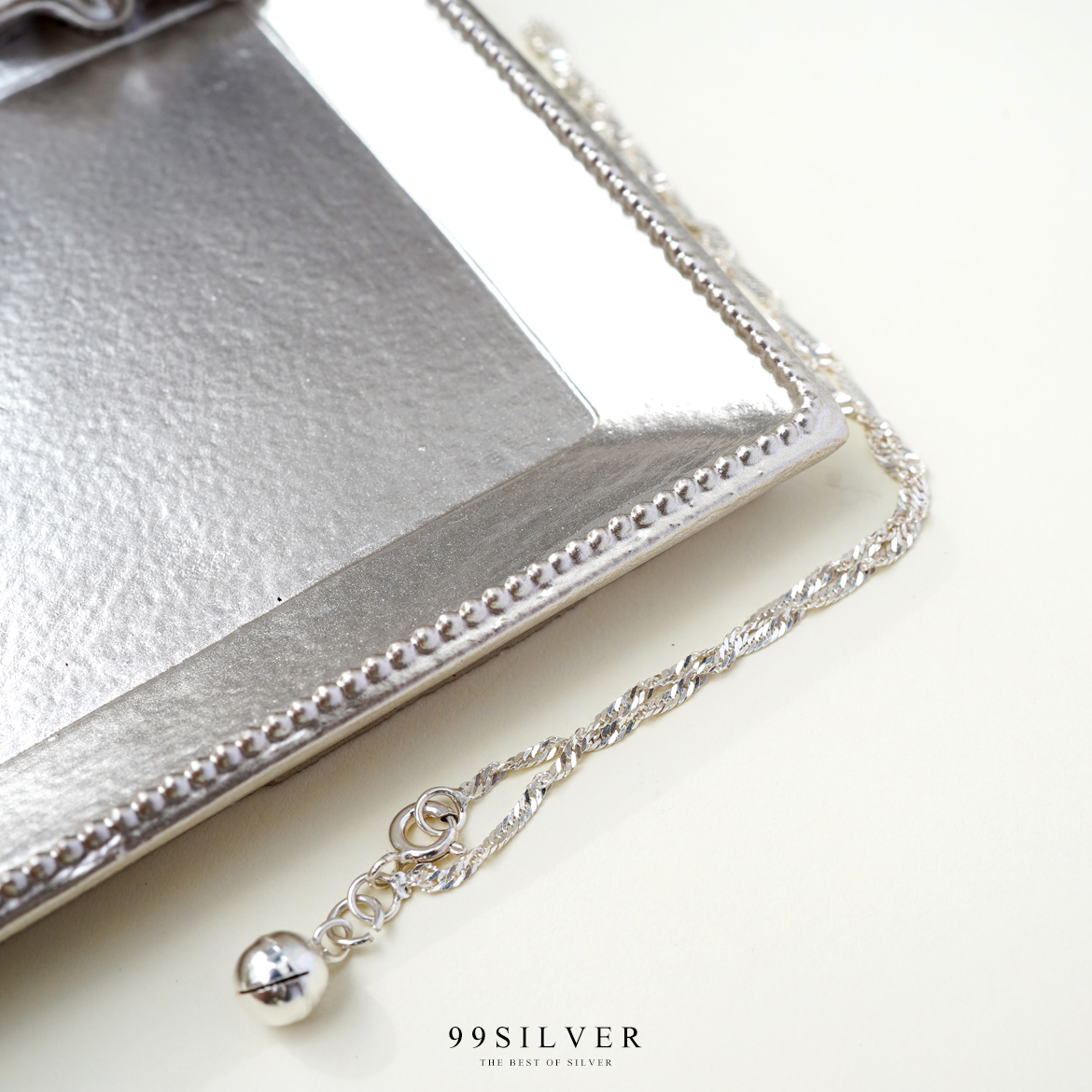 สร้อยข้อเท้าเงินแบบบิดเกลียวสร้อย เล่นแสงสวย ปลายสร้อยประดับกระดิ่ง กระดิ่งมีเสียงเล็กน้อยกำลังน่ารัก