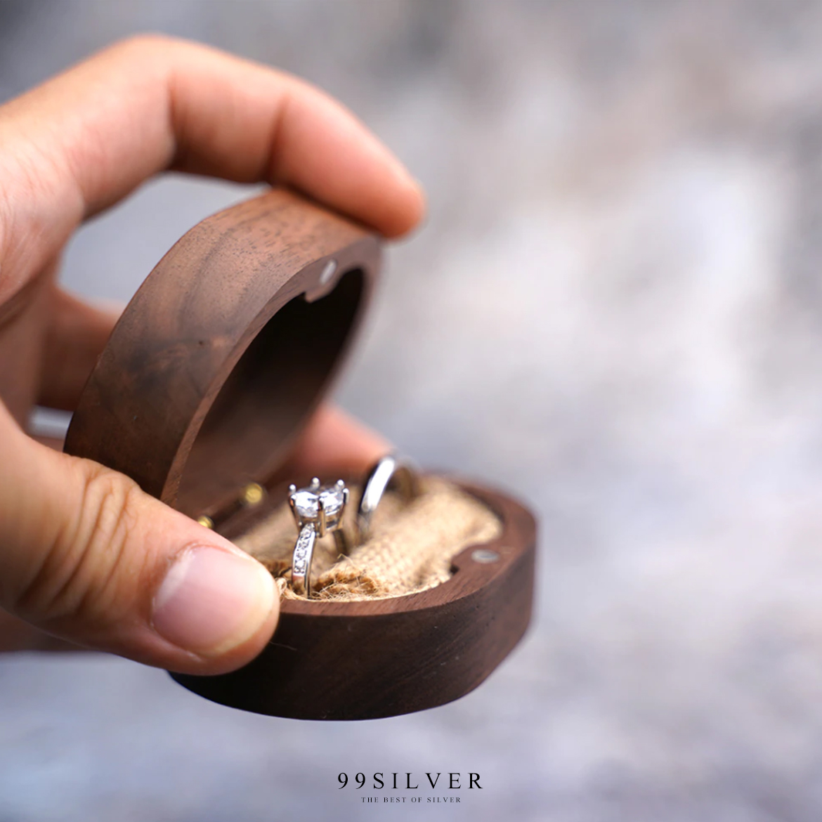 กล่องใส่แหวนแบบรี ทำจากไม้แท้ ข้างในมีผ้าป่าน สำหรับเสียบแหวนคู่อย่างดี ฝาเป็นแม่เหล็ก