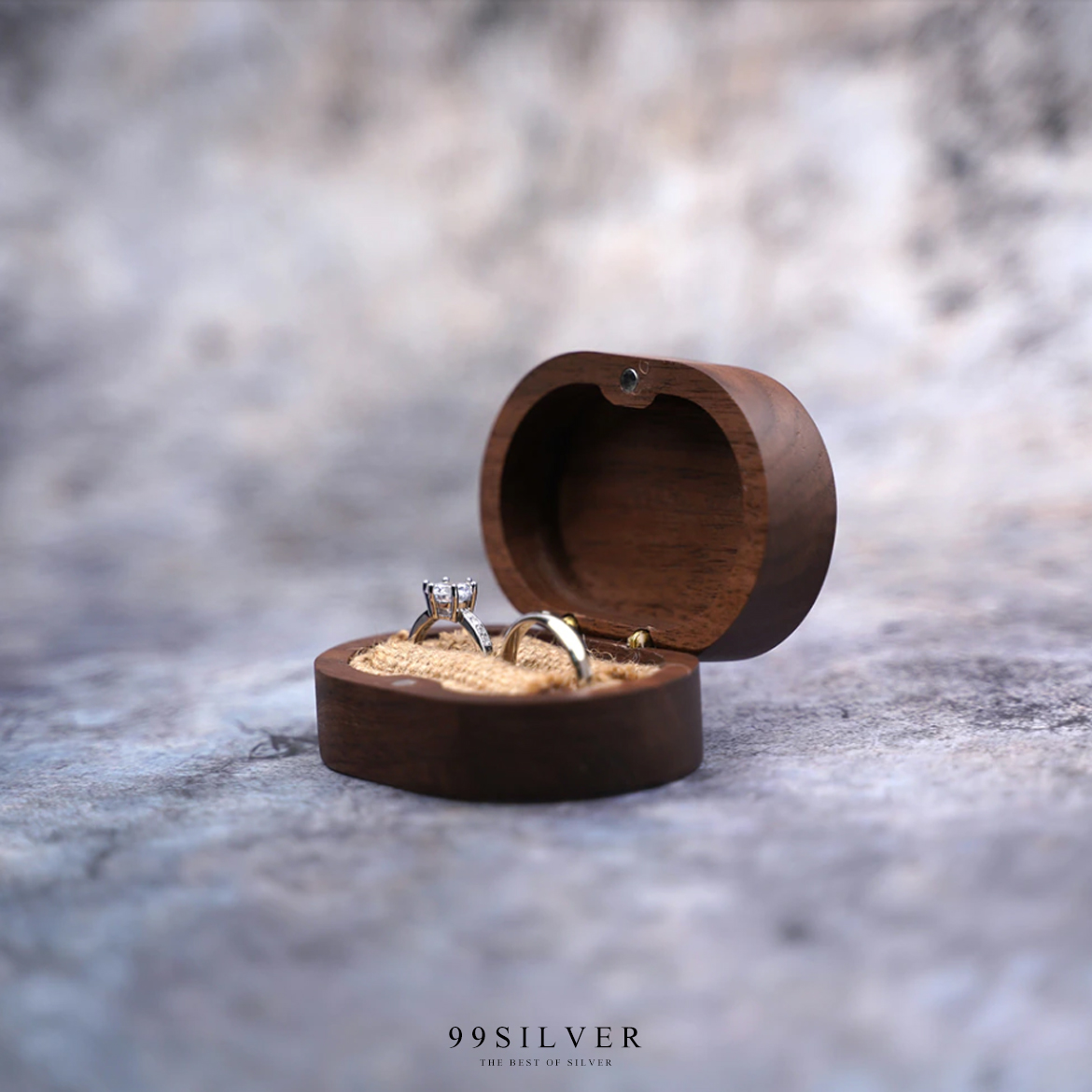 กล่องใส่แหวนแบบรี ทำจากไม้แท้ ข้างในมีผ้าป่าน สำหรับเสียบแหวนคู่อย่างดี ฝาเป็นแม่เหล็ก