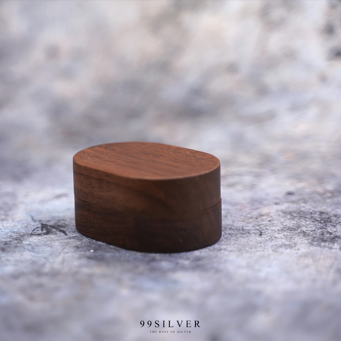 กล่องใส่แหวนแบบรี ทำจากไม้แท้ ข้างในมีผ้าป่าน สำหรับเสียบแหวนคู่อย่างดี ฝาเป็นแม่เหล็ก