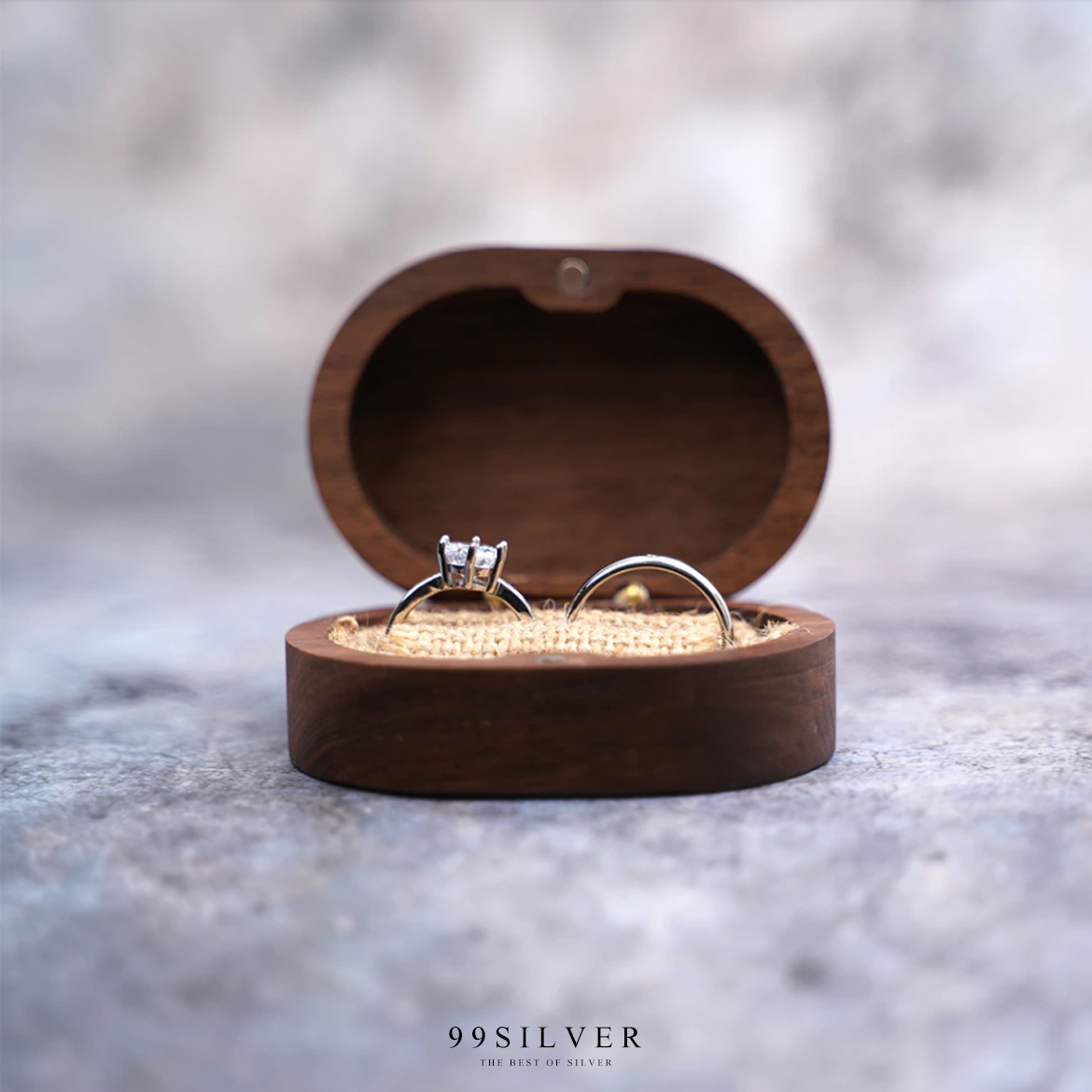 กล่องใส่แหวนแบบรี ทำจากไม้แท้ ข้างในมีผ้าป่าน สำหรับเสียบแหวนคู่อย่างดี ฝาเป็นแม่เหล็ก