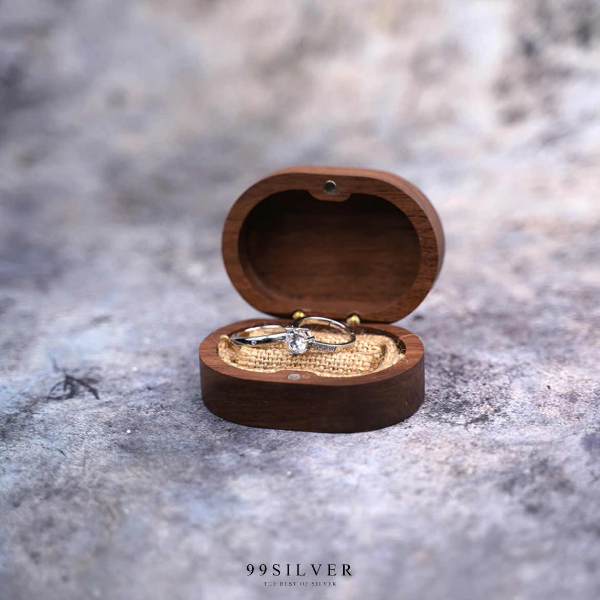 กล่องใส่แหวนแบบรี ทำจากไม้แท้ ข้างในมีผ้าป่าน สำหรับเสียบแหวนคู่อย่างดี ฝาเป็นแม่เหล็ก