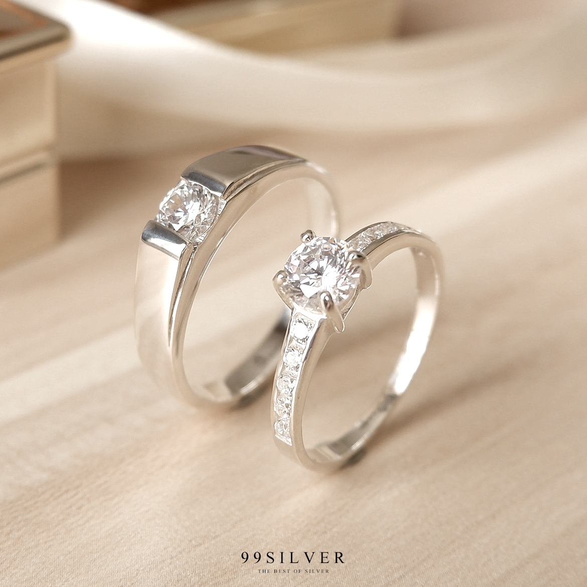 แหวนคู่รัก เพชรเม็ดกลม 4 มิลลิเมตรแบบลดระดับขอบ และเพชรชู 5 มิลลิเมตร