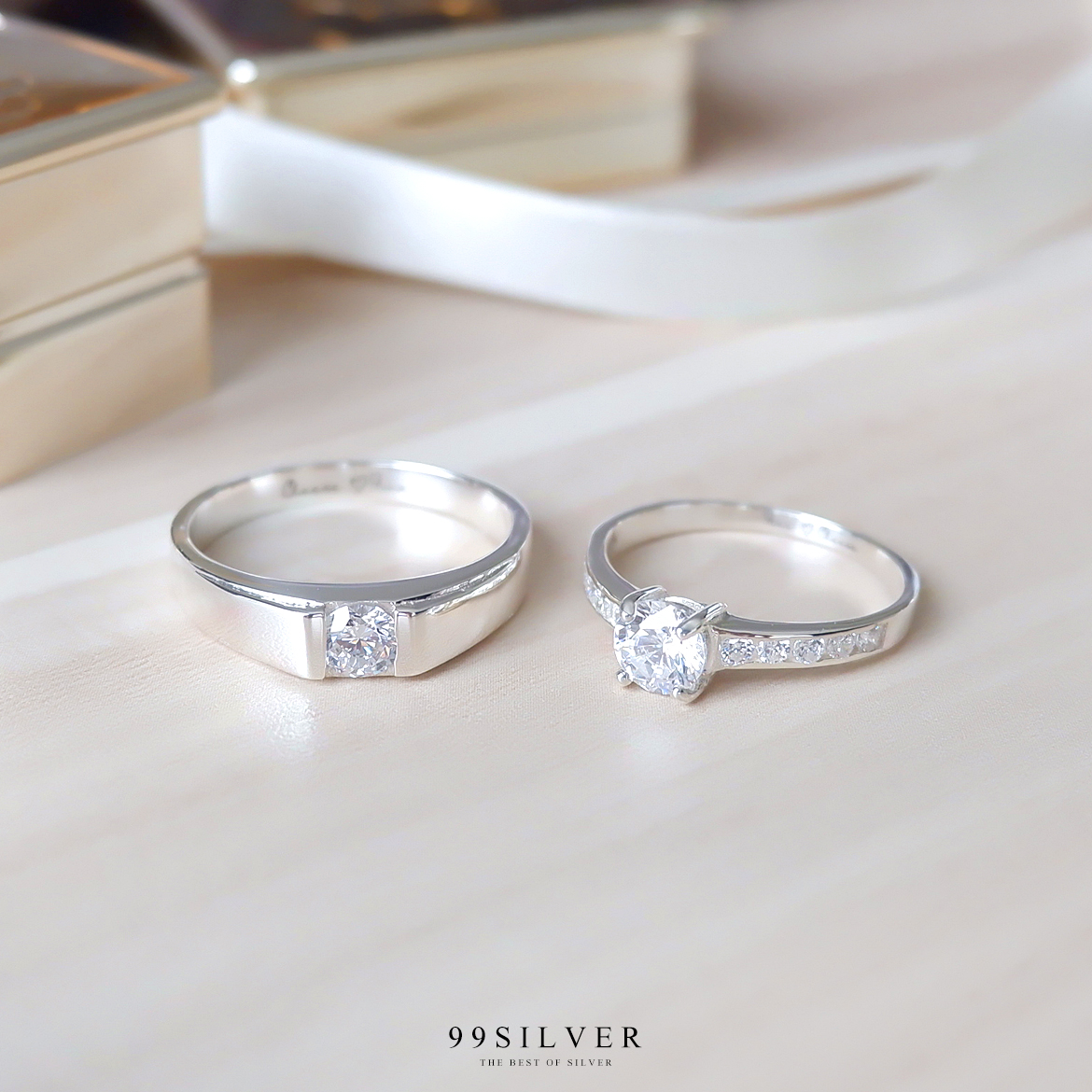 แหวนคู่รัก เพชรเม็ดกลม 4 มิลลิเมตรแบบลดระดับขอบ และเพชรชู 5 มิลลิเมตร