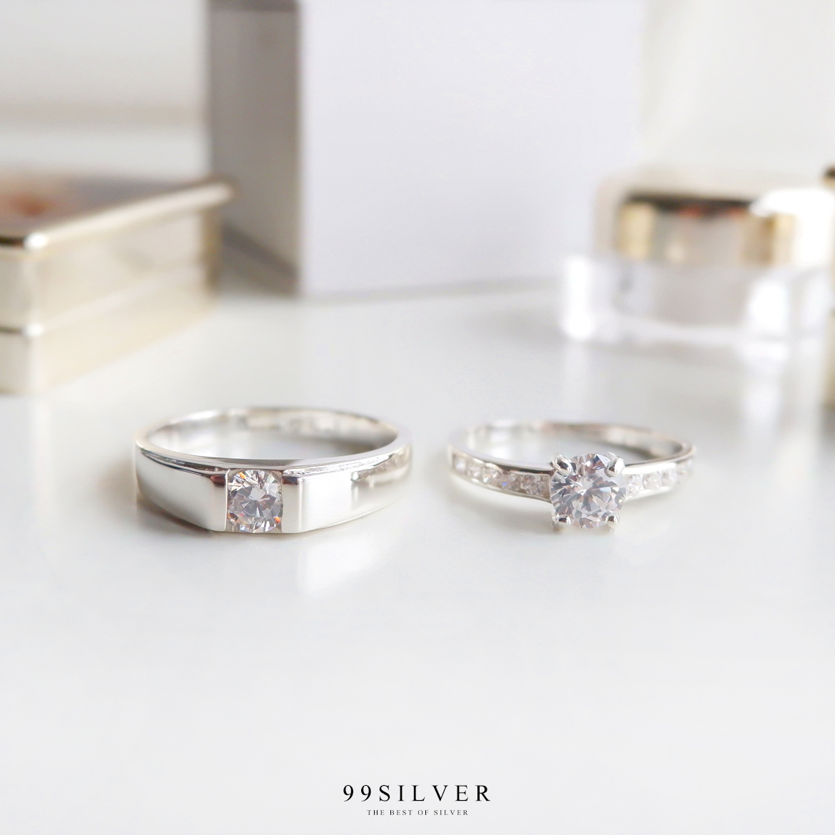 แหวนคู่รัก เพชรเม็ดกลม 4 มิลลิเมตรแบบลดระดับขอบ และเพชรชู 5 มิลลิเมตร