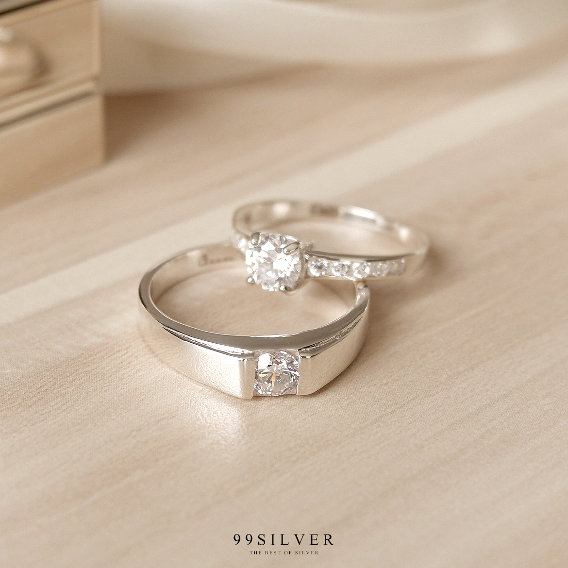 แหวนคู่รัก เพชรเม็ดกลม 4 มิลลิเมตรแบบลดระดับขอบ และเพชรชู 5 มิลลิเมตร