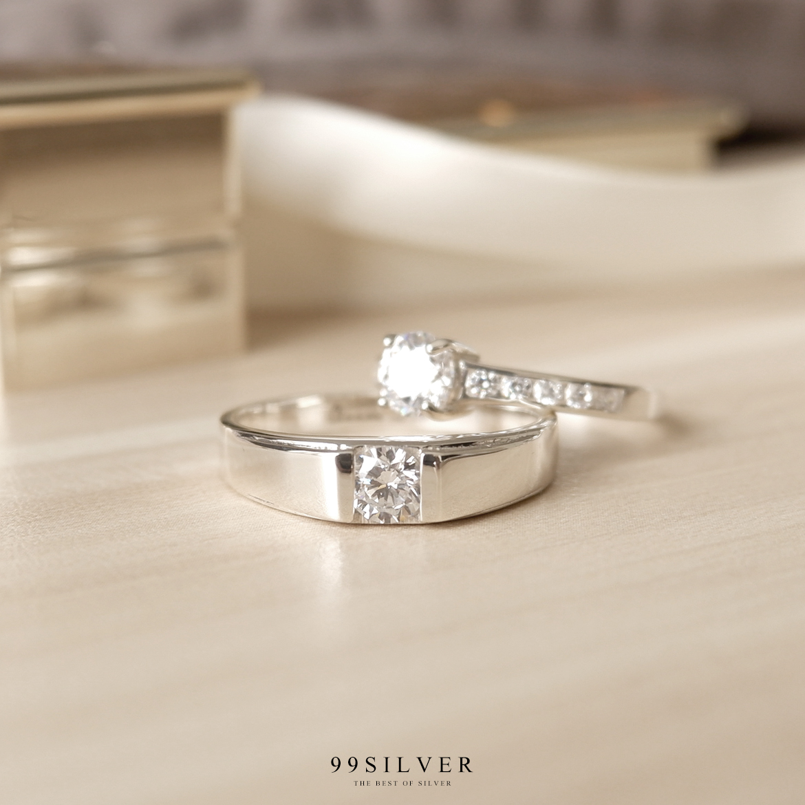 แหวนคู่รัก เพชรเม็ดกลม 4 มิลลิเมตรแบบลดระดับขอบ และเพชรชู 5 มิลลิเมตร