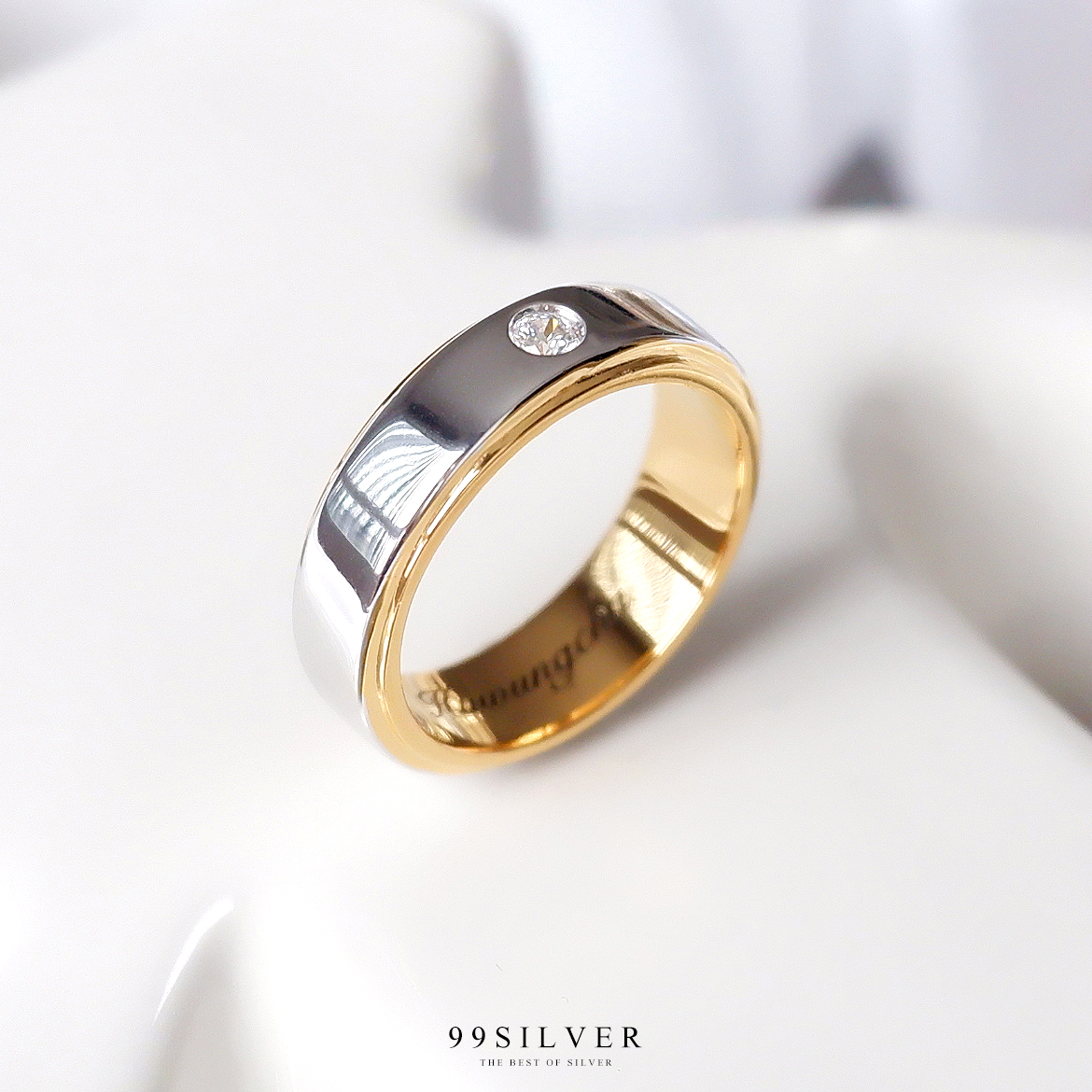 แหวนเงินแท้หน้าเรียบกว้าง 5 มิลลิเมตร ฝังเพชร 1 เม็ด ทรงกลม ชุบสองกษัตริย์