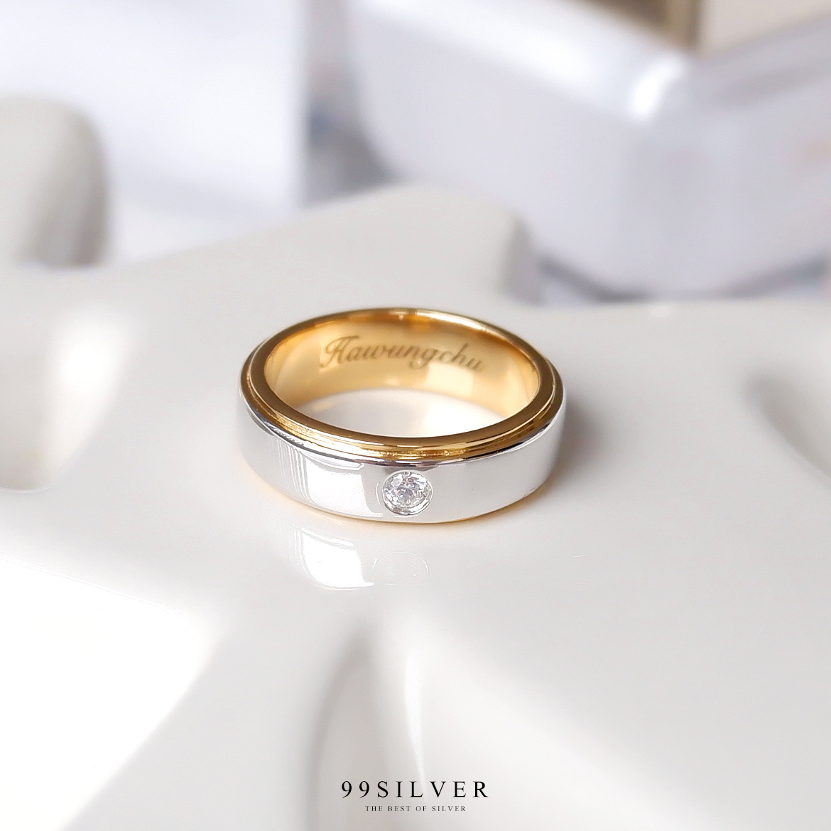 แหวนเงินแท้หน้าเรียบกว้าง 5 มิลลิเมตร ฝังเพชร 1 เม็ด ทรงกลม ชุบสองกษัตริย์