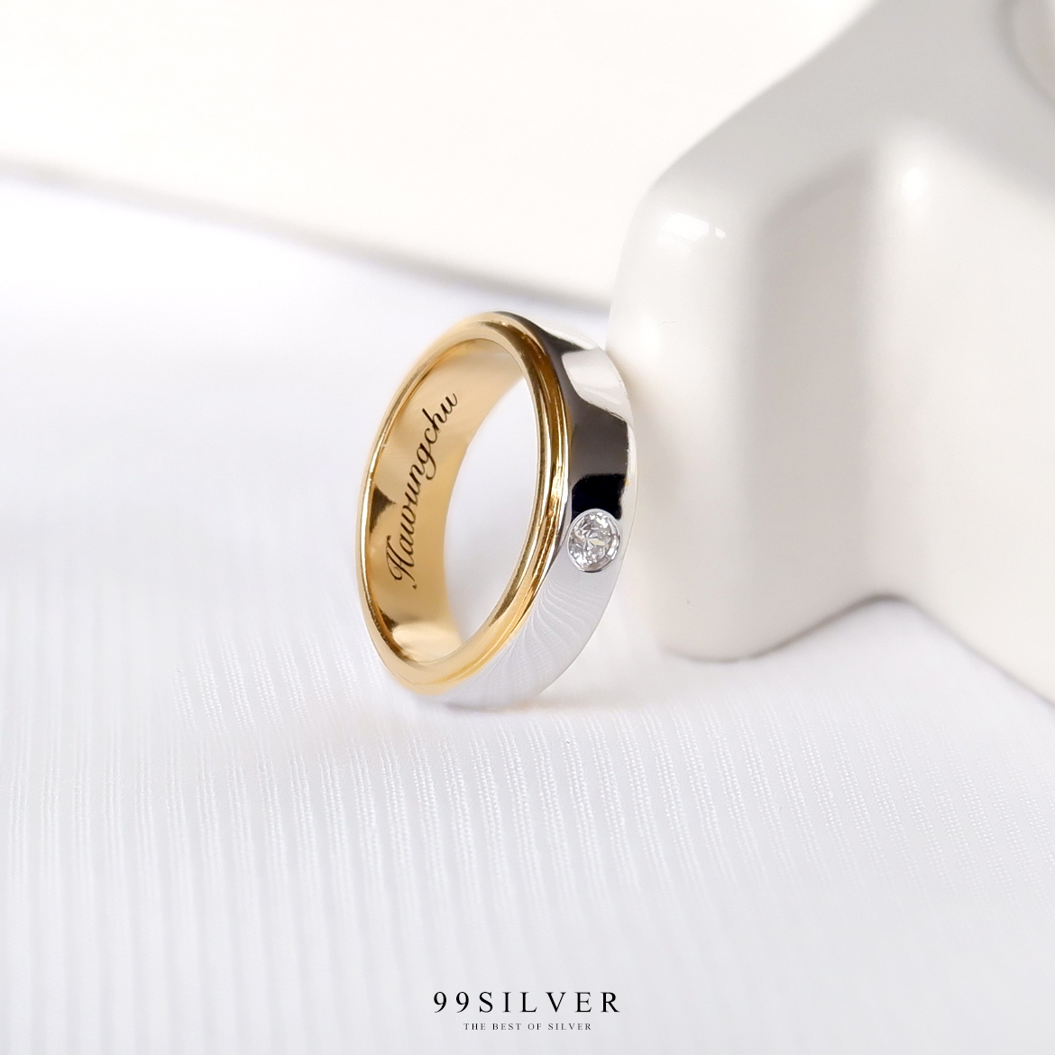 แหวนเงินแท้หน้าเรียบกว้าง 5 มิลลิเมตร ฝังเพชร 1 เม็ด ทรงกลม ชุบสองกษัตริย์