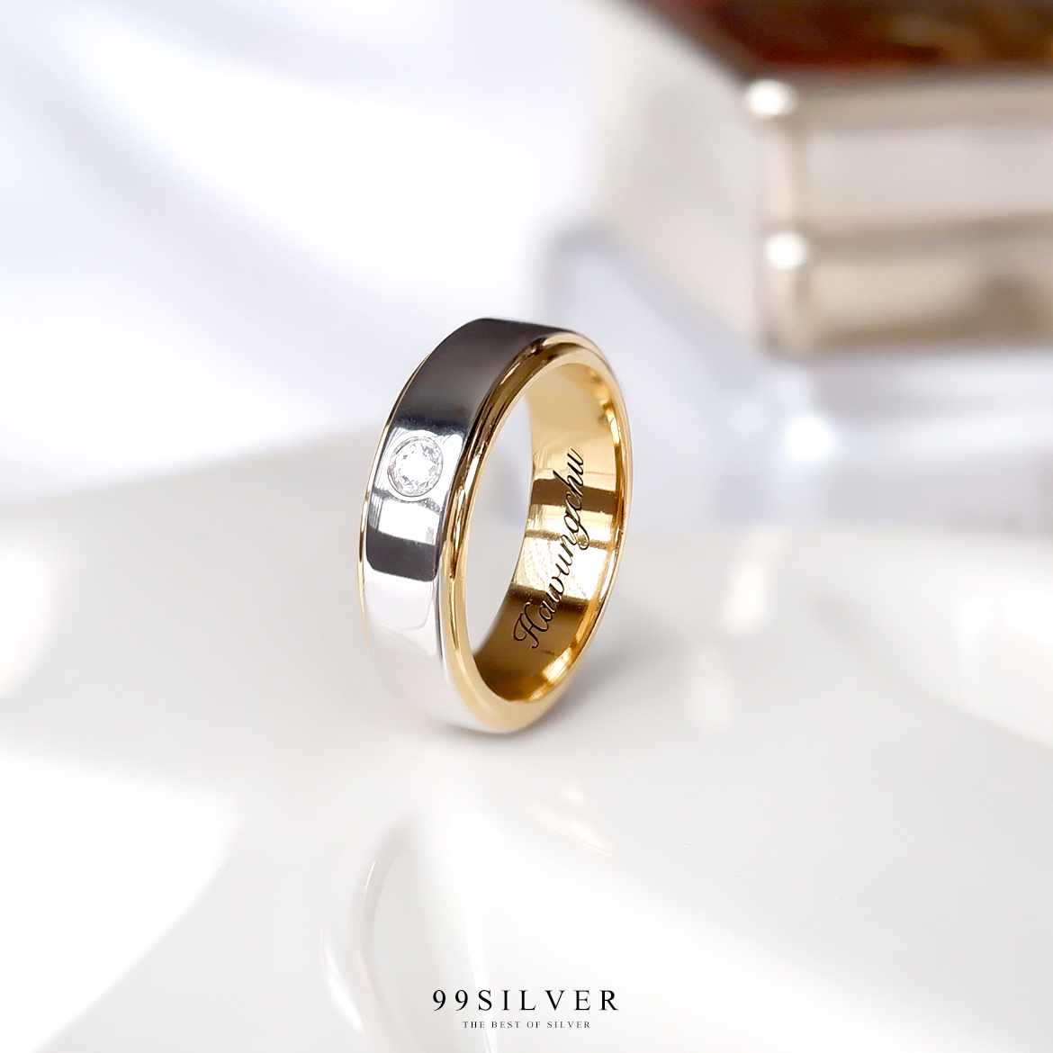 แหวนเงินแท้หน้าเรียบกว้าง 5 มิลลิเมตร ฝังเพชร 1 เม็ด ทรงกลม ชุบสองกษัตริย์