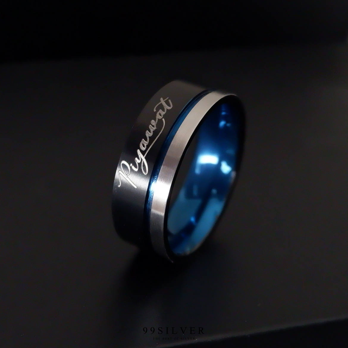 แหวนไทเทเนี่ยม รมดำครึ่งวง และ Spot ด้วย Blue Titanium ด้านใน