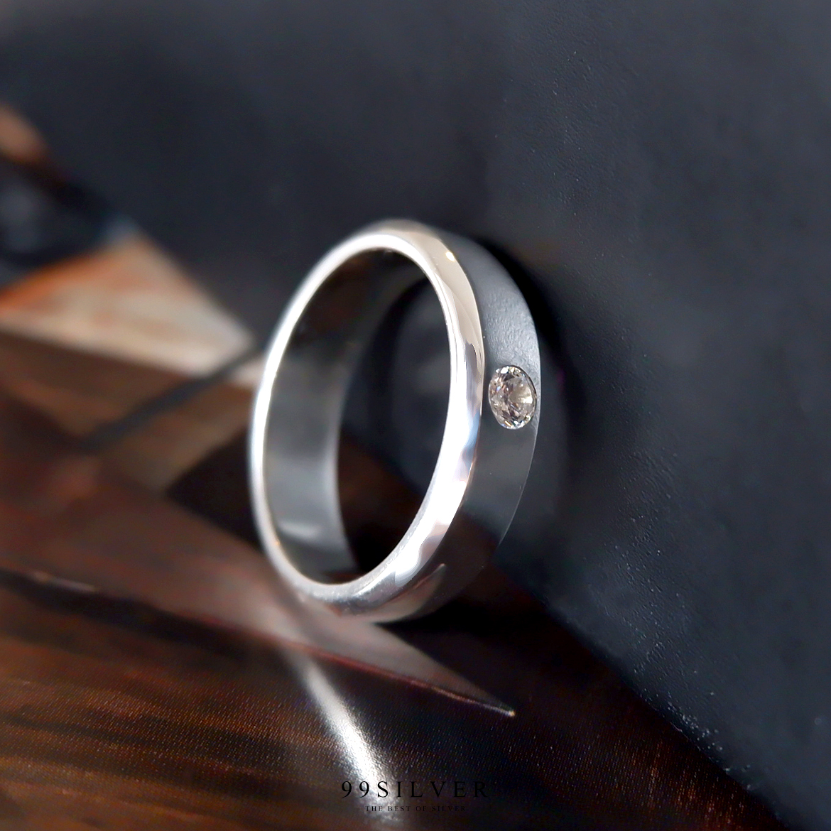 แหวนเงินแท้หน้าเรียบกว้าง 6 มิลลิเมตร ฝังเพชร 1 เม็ด ทรงกลม ตัวเรือนลดขอบเฉียง