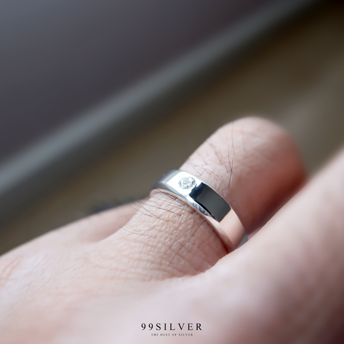 แหวนเงินแท้หน้าเรียบกว้าง 6 มิลลิเมตร ฝังเพชร 1 เม็ด ทรงกลม ตัวเรือนลดขอบเฉียง