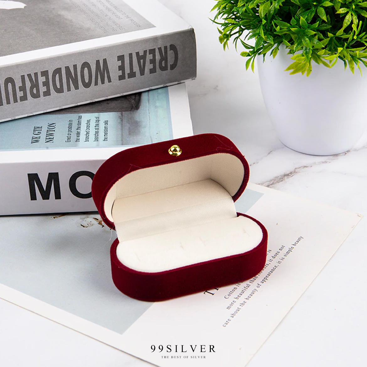 กล่องใส่แหวนกำมะหยี่สีแดงทรงโค้งยาว ฝาแข็ง ใส่แหวนได้ 2 วงเรียบหรูคลาสสิค