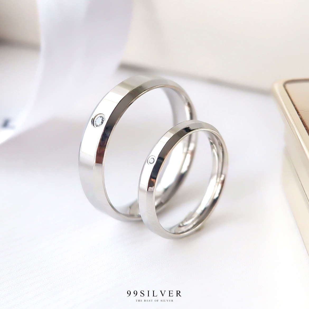 แหวนคู่รักสแตนเลส ตัวเรือนหน้ากว้าง 3 และ 5 มิลลิเมตร ฝังเพชร Cz Swiss วงละ 1 เม็ด