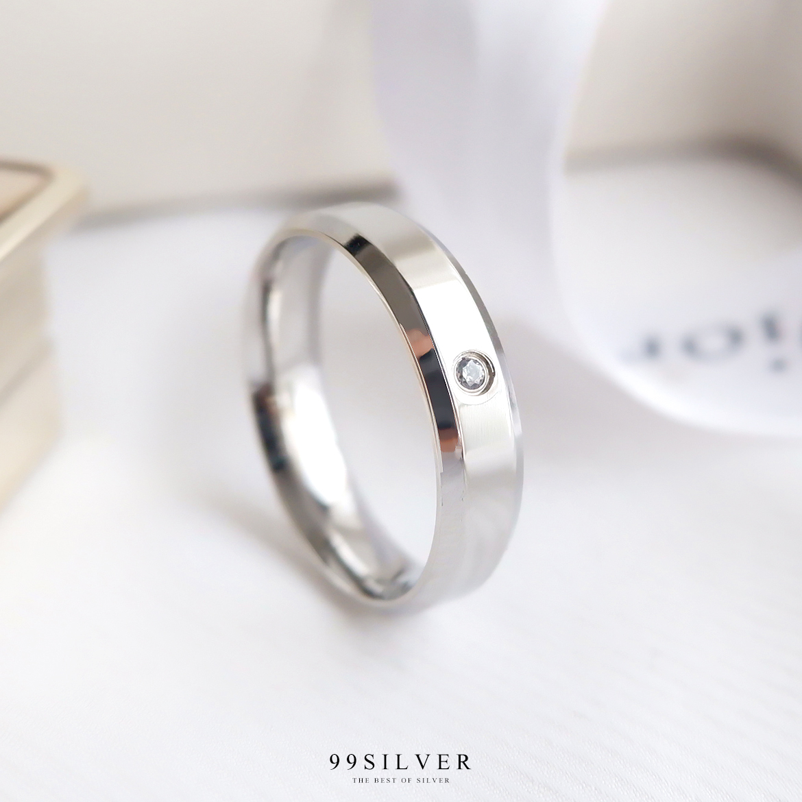 แหวนสแตนเลสแท้หน้าเรียบ 5 มิลลิเมตร ขอบลบมุม ตัดเฉียง ฝังเพชร Cz Swiss 1 เม็ด