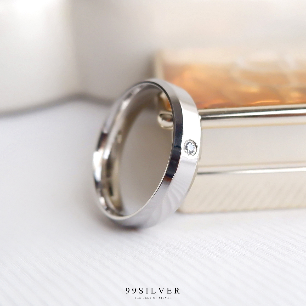 แหวนสแตนเลสแท้หน้าเรียบ 5 มิลลิเมตร ขอบลบมุม ตัดเฉียง ฝังเพชร Cz Swiss 1 เม็ด