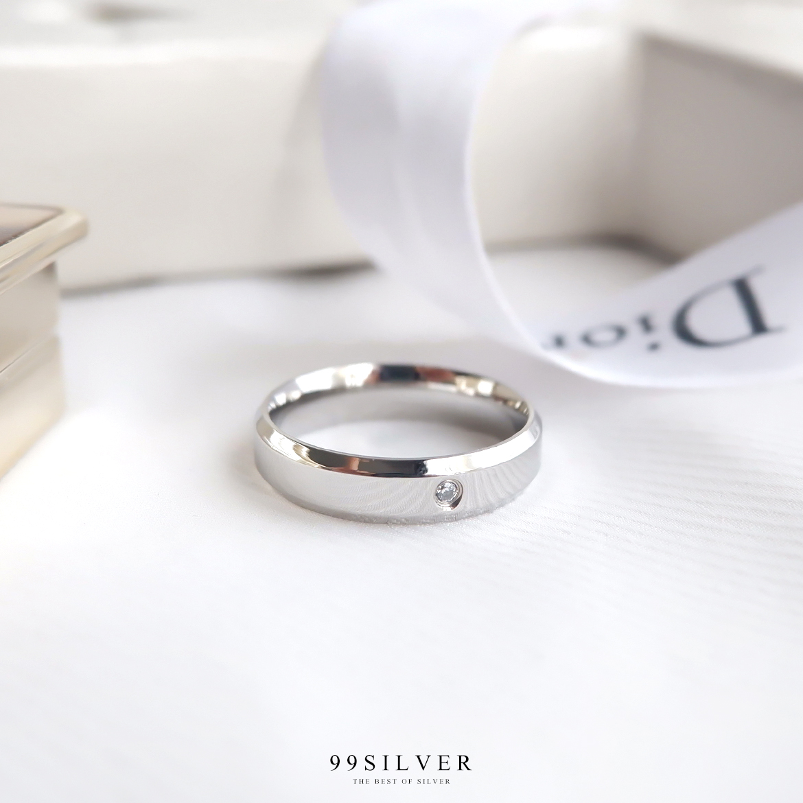 แหวนสแตนเลสแท้หน้าเรียบ 5 มิลลิเมตร ขอบลบมุม ตัดเฉียง ฝังเพชร Cz Swiss 1 เม็ด