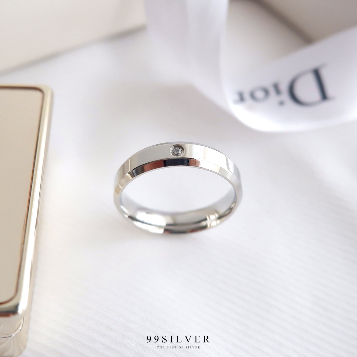 แหวนสแตนเลสแท้หน้าเรียบ 5 มิลลิเมตร ขอบลบมุม ตัดเฉียง ฝังเพชร Cz Swiss 1 เม็ด