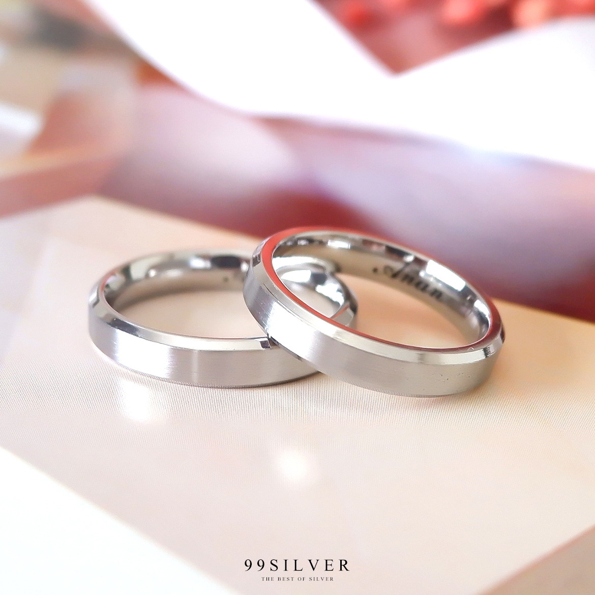 แหวนสแตนเลสแท้หน้ากว้าง 4 มิลลิเมตร ขอบลดมุมตัดสวยงาม ตัวเรือนสีเงินด้าน ขอบเงา