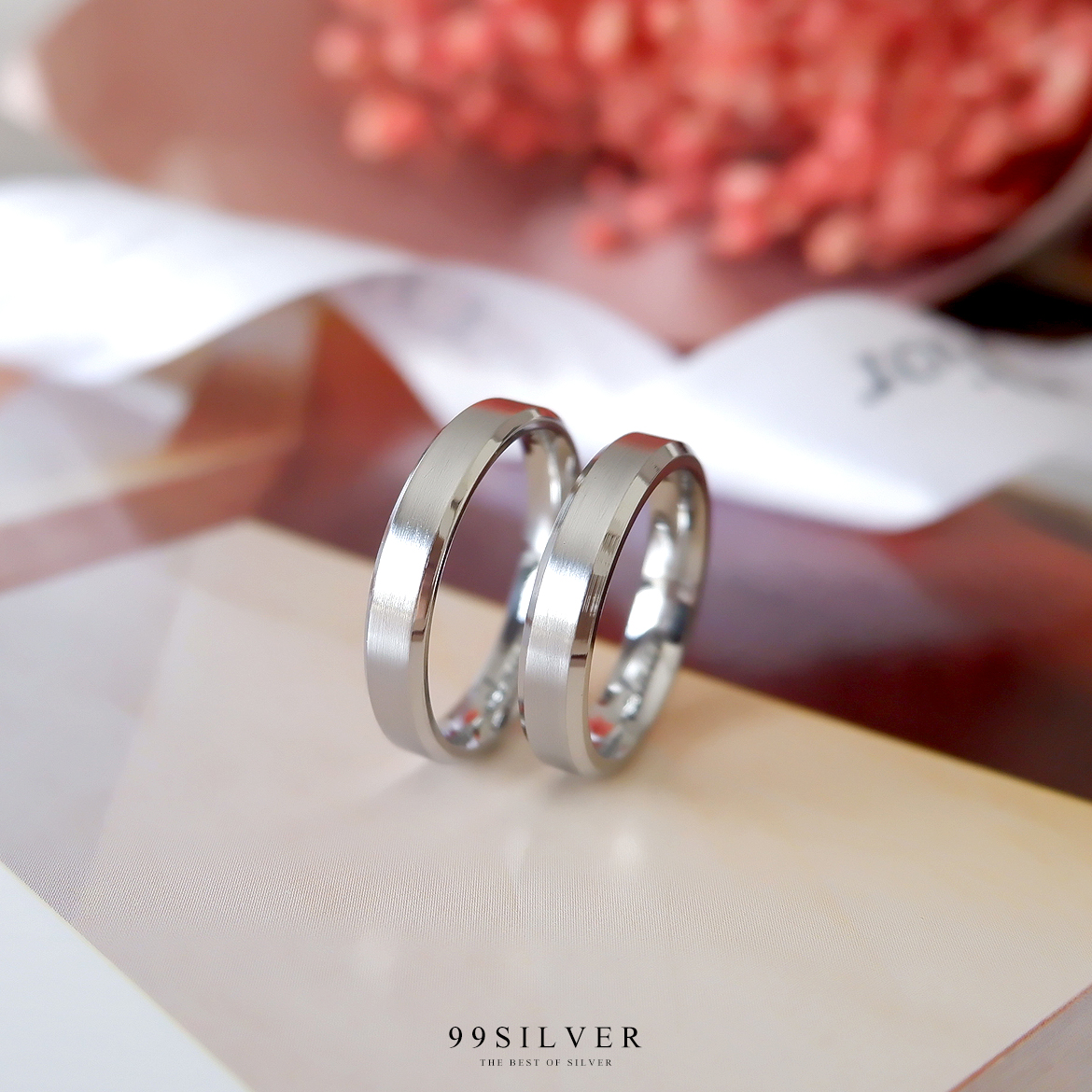 แหวนสแตนเลสแท้หน้ากว้าง 4 มิลลิเมตร ขอบลดมุมตัดสวยงาม ตัวเรือนสีเงินด้าน ขอบเงา