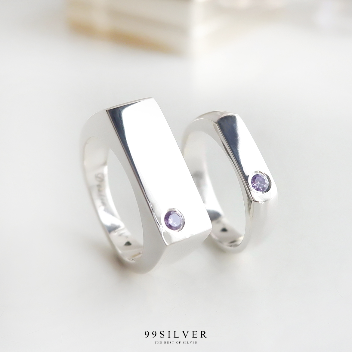 แหวนคู่รัก ตัวเรือนหน้าแบนปาด กว้าง 4 มิลลิเมตร และ 7 มิลลิเมตร ฝังเพชรกลม 1 เม็ด