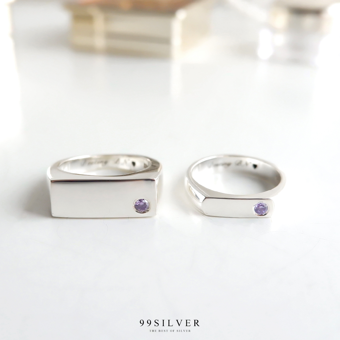 แหวนคู่รัก ตัวเรือนหน้าแบนปาด กว้าง 4 มิลลิเมตร และ 7 มิลลิเมตร ฝังเพชรกลม 1 เม็ด