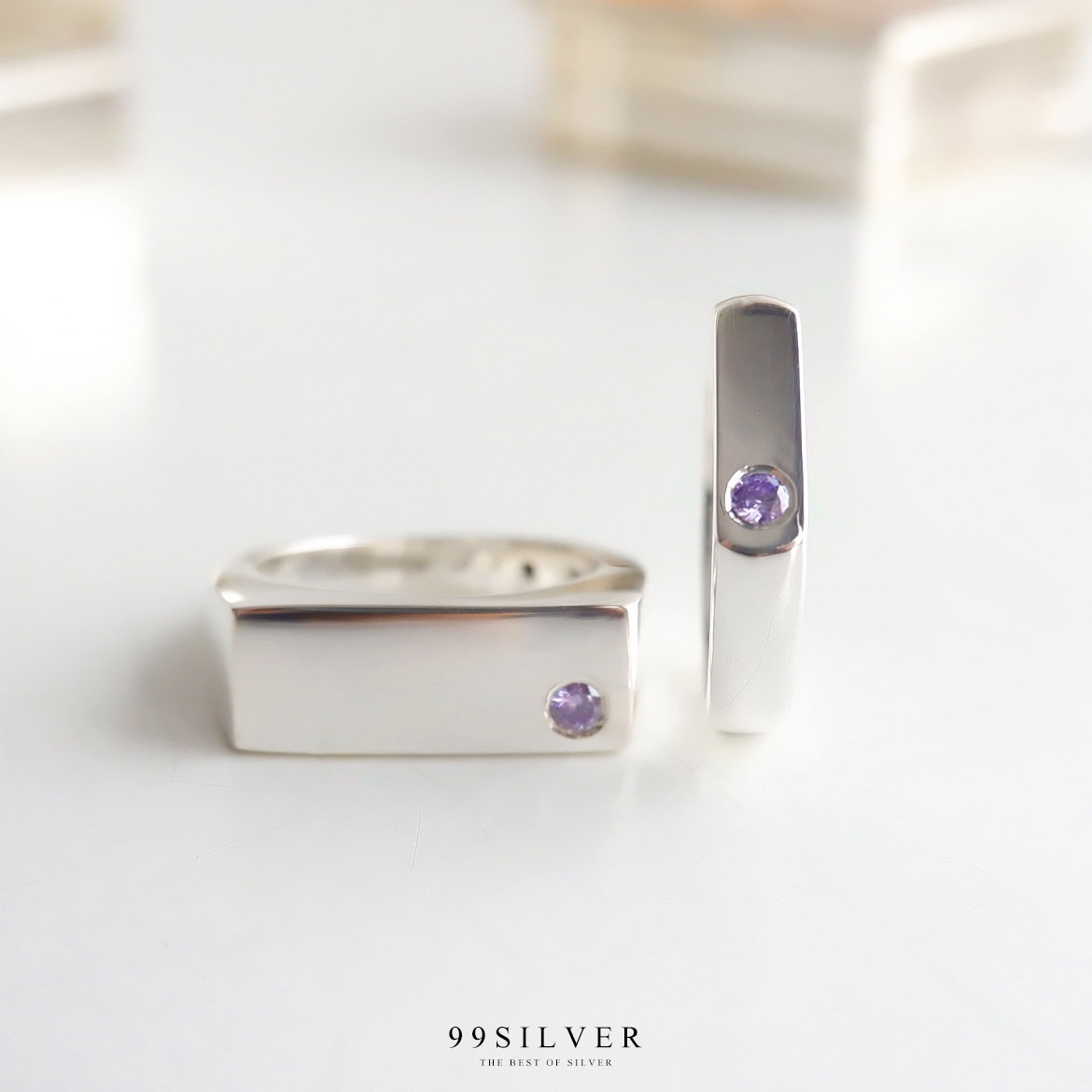 แหวนคู่รัก ตัวเรือนหน้าแบนปาด กว้าง 4 มิลลิเมตร และ 7 มิลลิเมตร ฝังเพชรกลม 1 เม็ด