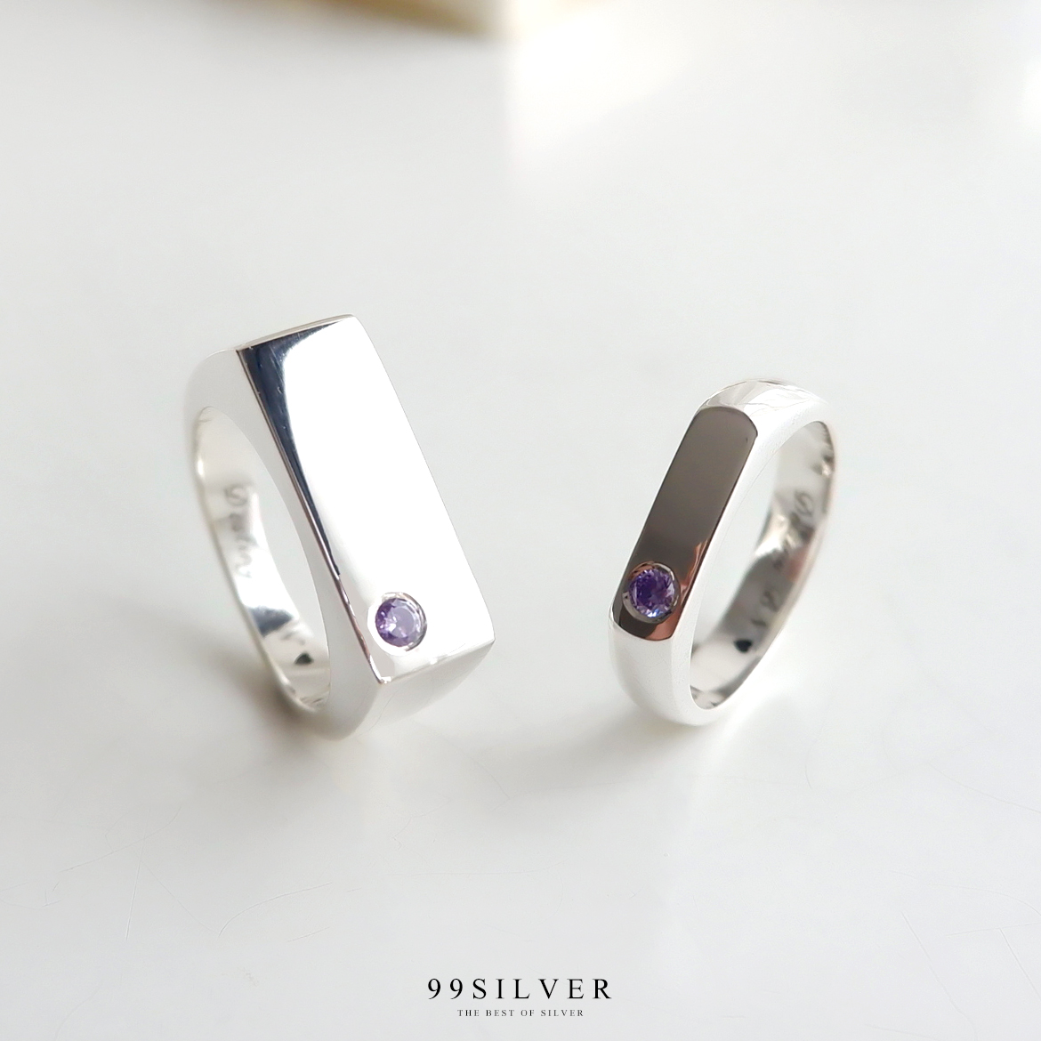 แหวนคู่รัก ตัวเรือนหน้าแบนปาด กว้าง 4 มิลลิเมตร และ 7 มิลลิเมตร ฝังเพชรกลม 1 เม็ด