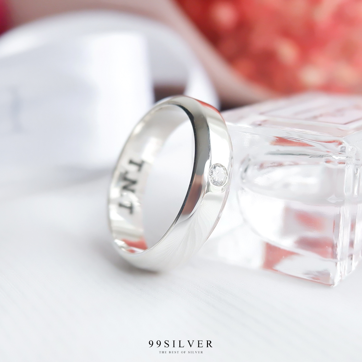 แหวนเงินแท้หน้าเรียบกว้าง 6 มิลลิเมตร ฝังเพชร 1 เม็ด ทรงกลม ตัวเรือนลดขอบเฉียง