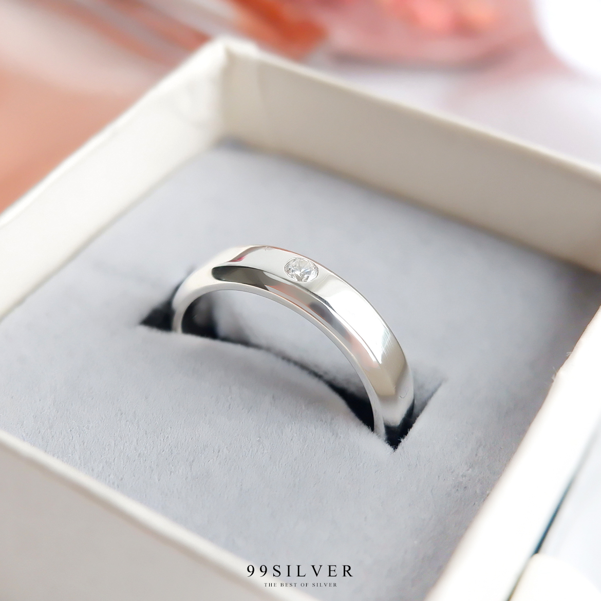 แหวนเงินแท้หน้าเรียบกว้าง 6 มิลลิเมตร ฝังเพชร 1 เม็ด ทรงกลม ตัวเรือนลดขอบเฉียง