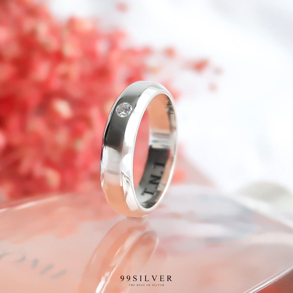 แหวนเงินแท้หน้าเรียบกว้าง 6 มิลลิเมตร ฝังเพชร 1 เม็ด ทรงกลม ตัวเรือนลดขอบเฉียง