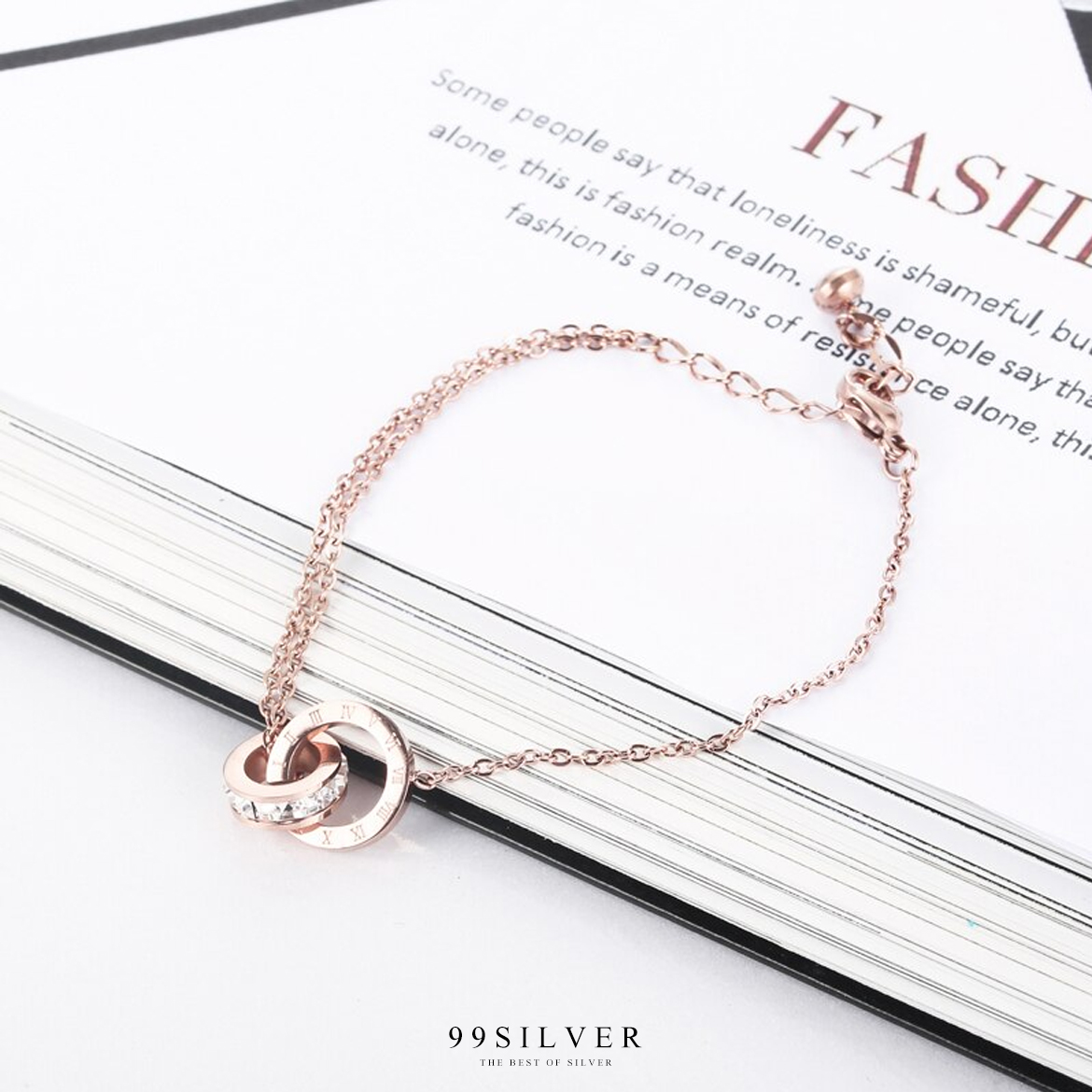 สร้อยข้อมือสแตนเลสสีพิงค์โกล ประดับจี้เป็นชาร์มทรงกลม bvlgari มีเลขโรมันที่่ตัวจี้