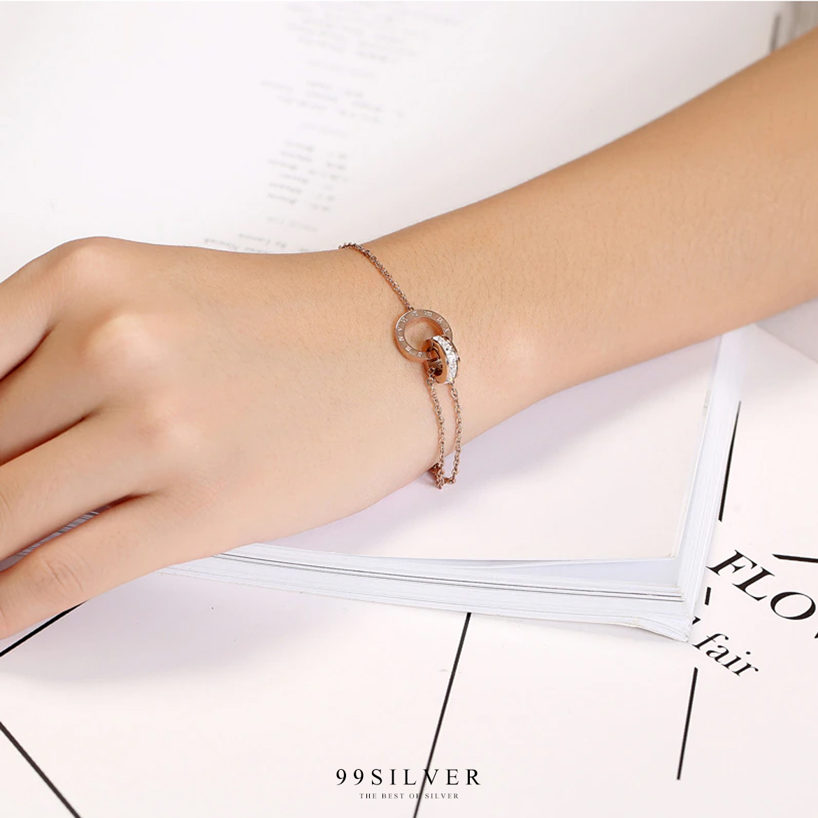 สร้อยข้อมือสแตนเลสสีพิงค์โกล ประดับจี้เป็นชาร์มทรงกลม bvlgari มีเลขโรมันที่่ตัวจี้